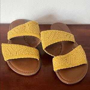 Universal Threads Bryton Yellow Woven Strap Sandals Size 8